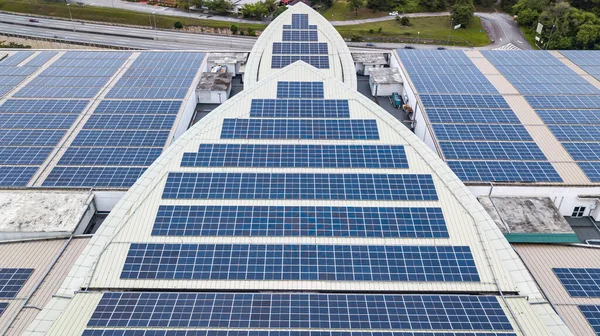 Luftaufnahme Einer Photovoltaikanlage Mit Reflexion Auf Dem Dach Eines Gebäudes — Stockfoto
