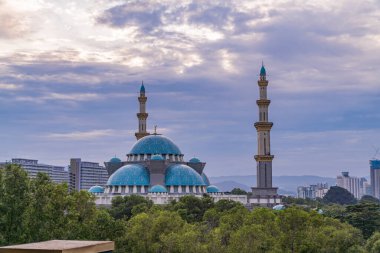 Kuala Lumpur, Malezya - 7 Temmuz 2022 - Bulutlu gündoğumunda Cami 'nin eşsiz yapısı (Mescid WIlayah)