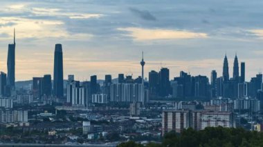 Gün batımında Kuala Lumpur 'un şehir manzarasının 4k UHD görüntüsü