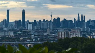 Gün batımında Kuala Lumpur 'un şehir manzarasının 4k UHD görüntüsü