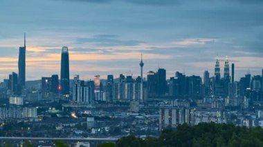 Gün batımında Kuala Lumpur 'un şehir manzarasının 4k UHD görüntüsü
