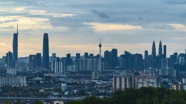 Gün batımında Kuala Lumpur 'un şehir manzarasının 4k UHD görüntüsü
