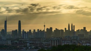 Kuala Lumpur ve hareket halindeki bulut ve günbatımının 4k UHD görüntüsü