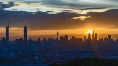 Kuala Lumpur ve hareket halindeki bulut ve günbatımının 4k UHD görüntüsü