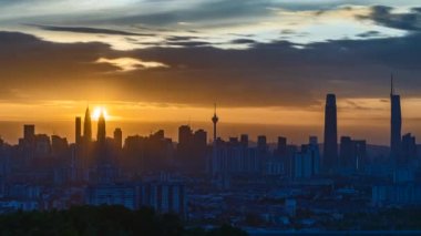 Kuala Lumpur ve hareket halindeki bulut ve günbatımının 4k UHD görüntüsü