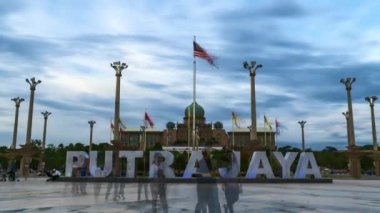 Kuala Lumpur, Malezya - 14 Ekim 2022 - Putrajaya 'daki Başbakan Ofisi' nin günbatımında çekilen 4k hızlandırılmış UHD görüntüleri