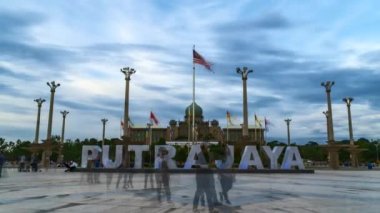 Kuala Lumpur, Malezya - 14 Ekim 2022 - Putrajaya 'daki Başbakan Ofisi' nin günbatımında çekilen 4k hızlandırılmış UHD görüntüleri