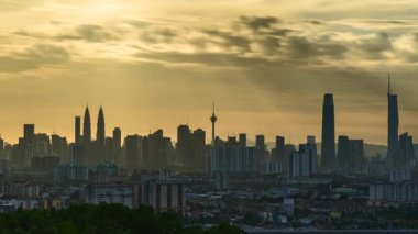 Kuala Lumpur ve hareket halindeki bulut ve günbatımının 4k UHD görüntüsü