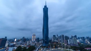 KUALA LUMPUR, MALAYSIA - 17 Ekim 2022: 4k UHD görüntü Kuala Lumpur ile yeni Warisan Merdeka Kulesi (KL118) gün batımında