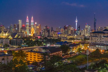 Kuala Lumpur, Malezya - 22 Ekim 2022 - Petronas KLCC İkiz Kule Binası Petronas GP Motorsport temalı