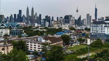 Kuala Lumpur, Malezya - 22 Ekim 2022 - Petronas KLCC İkiz Kulesi 'nin Petronas GP Motorsporları temalı görüntüleri