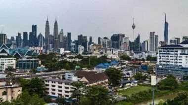 Kuala Lumpur, Malezya - 22 Ekim 2022 - Petronas KLCC İkiz Kulesi 'nin Petronas GP Motorsporları temalı görüntüleri