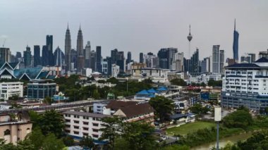 Kuala Lumpur, Malezya - 22 Ekim 2022 - Petronas KLCC İkiz Kulesi 'nin Petronas GP Motorsporları temalı görüntüleri