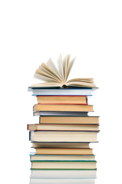 Beyaz arka plan üzerinde izole kitap yığın