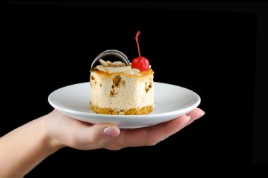 siyah arka plan üzerine izole bir tatlı pasta