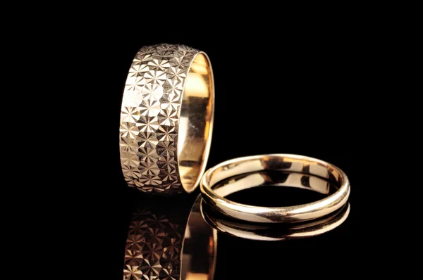 Dos anillos de boda de oro —  Fotos de Stock