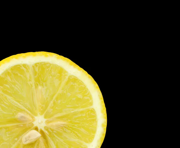 Limão amarelo fresco isolado sobre fundo preto — Fotografia de Stock