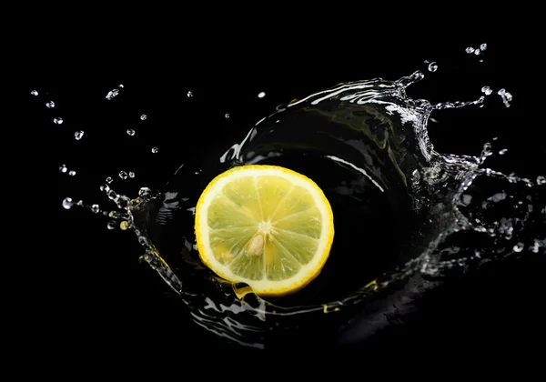 Espalhar limão na água — Fotografia de Stock