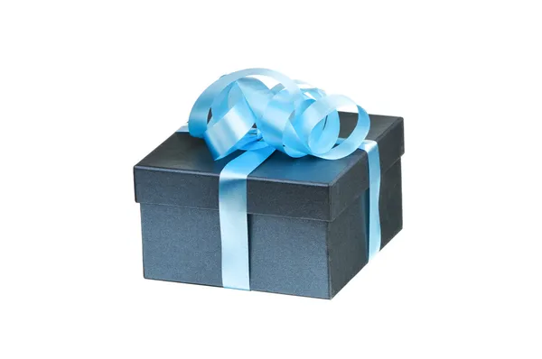 Beyaz arkaplanda mavi kurdeleli hediye kutusu — Stok fotoğraf