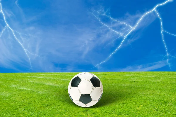 Green grass, blue sky and soccer ball — Stock Photo, Image