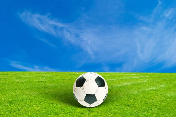 Green grass, blue sky and soccer ball — Stock Photo, Image