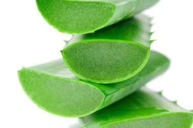 Beyaz arka plan üzerinde izole dilimlenmiş aloe yaprakları