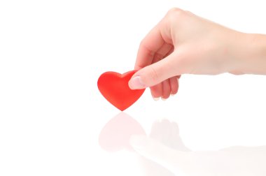 Genç bir kadın kırmızı kalp taşıyor.