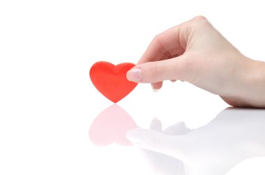 Genç bir kadın kırmızı kalp taşıyor.