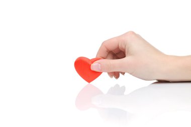 Beyaz arka plan üzerinde izole kadın elini kalbinden Sevgililer