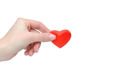 Genç bir kadın kırmızı kalp taşıyor.