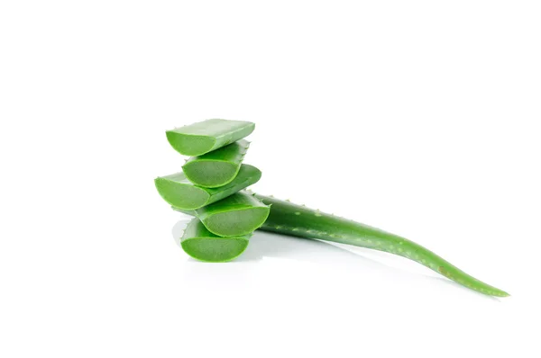 Hojas de aloe en rodajas en la piedra aisladas sobre fondo blanco — Foto de Stock