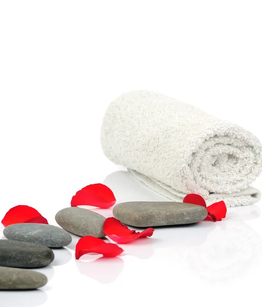 Towel with petals and stones — Stock Photo, Image