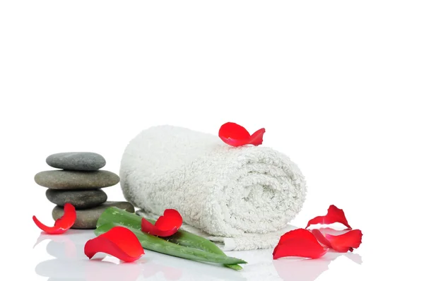 Towel with petals and stones — Stock Photo, Image