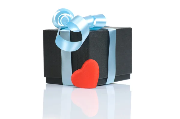 Caja de regalo y corazón con cinta azul aislada sobre fondo blanco — Foto de Stock