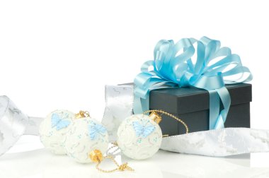 Beyaz arka planda izole edilmiş Noel dekorasyonu