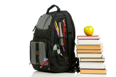 sırt çantası ve kitap yığın beyaz zemin üzerine izole