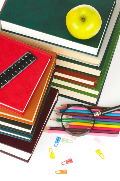 Livre tas et crayons de couleur isolés sur fond blanc — Photo