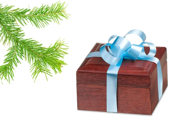 Pine branch and wooden gift box with blue ribbon isolated on white background — Stock Photo, Image