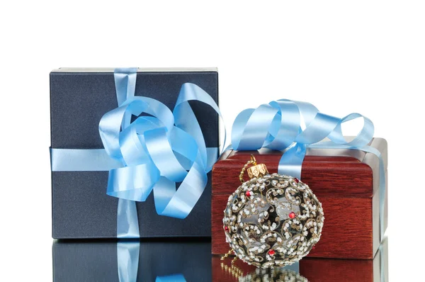 Hermosos regalos y bola de Navidad aislado en blanco — Foto de Stock