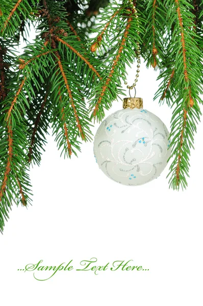 Kiefernzweige und Christbaumschmuck — Stockfoto