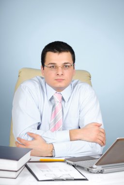 iş yerinde bir mühendis