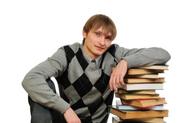 Beyaz arka plan üzerinde izole kitap yığını olan adam