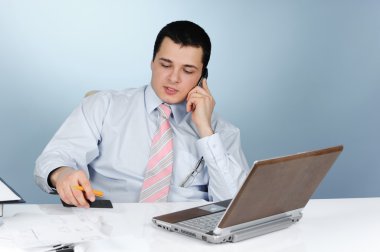 iş yerinde bir mühendis