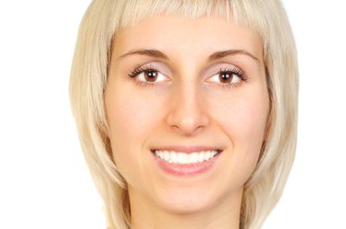 Beyaz arka plan üzerinde izole kamera bakıyor güzel bir genç kadının portresi