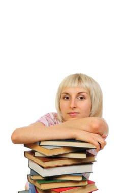 kitap yığını olan kadın