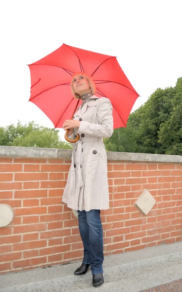 Módní portrét mladé atraktivní dáma s deštníkem — Stock fotografie