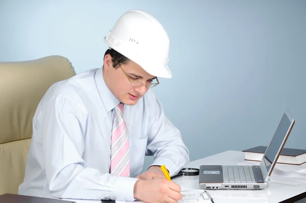 Um engenheiro no trabalho — Fotografia de Stock