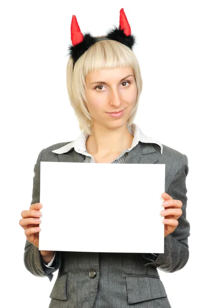 Blondýnka v devils rohy drží kartu izolovaných na bílém pozadí — Stock fotografie