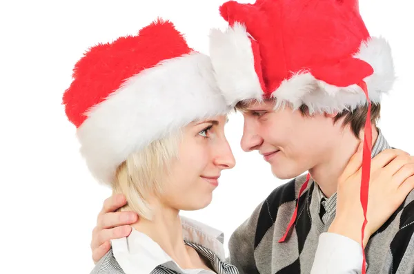 Pareja feliz en sombreros de Santa Claus aislados sobre fondo blanco —  Fotos de Stock