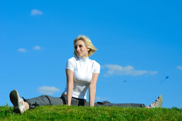 Woman doing morning exercises — Stock Photo, Image